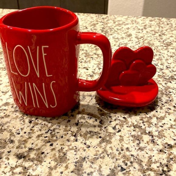 ❤️NEW Love Wins Mug with Cover - Picture 4 of 5